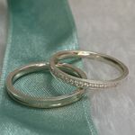 Aliança quadrada anatômica com 2mm Feminina toda cravejada Masculina canaleta lisa polida 