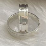 Aliança quadrada anatômica com 6 mm Feminina com duas pedras duas canaletas lisas Masculina com duas canaletas lisas