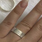 Aliança quadrada anatômica com 6 mm Feminina com duas pedras duas canaletas lisas Masculina com duas canaletas lisas