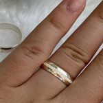 Aliança prata abaulada com 5 mm Feminina toda cravejada no meio Masculina canaleta no meio toda polida