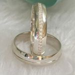 Aliança prata abaulada com 5 mm Feminina toda cravejada no meio Masculina canaleta no meio toda polida