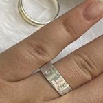Aliança quadrada anatômica com 6 mm Feminina com duas pedras duas canaletas lisas Masculina com duas canaletas lisas