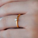 ANEL SOLITÁRIO NOIVADO OURO 18K MODELO MIRELA