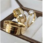 Aliança Quadrada Feminina 18k Aconauto em Pedras 12g com 7mm e Aliança Masculina 18k 2 Canaletas Lisas, Acompanha 1 solitaria Foleada a Ouro de Brinde
