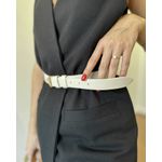 CINTO BLAIR EM COURO OFF WHITE COM FIVELA TRIANGULAR DOURADA