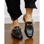 MULE MADÁ DE COURO PRETO COM PELO