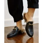 MULE MADÁ DE COURO PRETO COM PELO