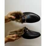 MULE MADÁ DE COURO PRETO COM PELO