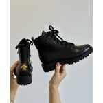 COTURNO BETINA COURO PRETO ABELHA BORDADA