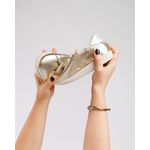 TÊNIS ETC. EM COURO DOURADO COM CADARÇO EM ELÁSTICO E DETALHE TRASEIRO PRATA