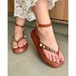 SANDÁLIA FLATFORM LUMA CARAMELO COM APLICAÇÕES