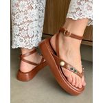 SANDÁLIA FLATFORM LUMA CARAMELO COM APLICAÇÕES