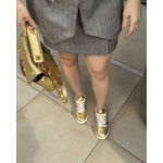 TÊNIS CACÁ EM COURO DOURADO COM DETALHE BROCADO