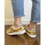 TÊNIS CACÁ EM COURO DOURADO COM DETALHE BROCADO