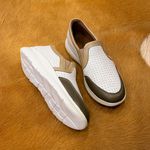 TÊNIS EXTRA CONFORTO DOCTOR PÉ EM COURO LEGÍTIMO - 2604 OLIVA/BRANCO/OURO VELHO