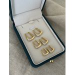 BRINCO ARGOLA TRIANGULAR CRAVEJADA BANHADA A OURO