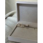 BRINCO TRIÂNGULO ZIRCÔNIAS BAGUETES BANHADO A OURO