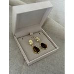 BRINCO ORGÂNICO COM PENDENTE EM RESINA MARROM BANHADO A OURO