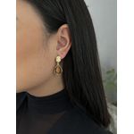 BRINCO ORGÂNICO COM PENDENTE EM RESINA MARROM BANHADO A OURO
