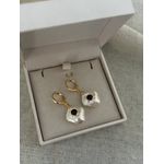 BRINCO ARGOLA PÉROLA SHELL COM DETALHE MARROM BANHADA A OURO