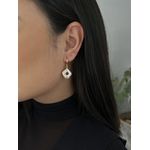 BRINCO ARGOLA PÉROLA SHELL COM DETALHE MARROM BANHADA A OURO