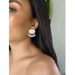 BRINCO RESINA OVAL COM PÉROLAS BANHADO A OURO