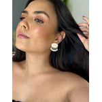 BRINCO RESINA OVAL COM PÉROLAS BANHADO A OURO