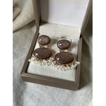 BRINCO RESINA OVAL PENDENTE COM PÉROLAS 