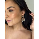 BRINCO RESINA OVAL PENDENTE COM PÉROLAS 