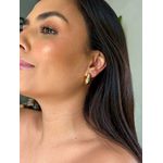 BRINCO ARGOLA QUADRADA TEXTURIZADA BANHADA A OURO 