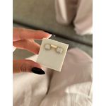 BRINCO QUADRADO CRAVEJADO ABAULADO BANHADO A OURO