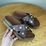 Papete Feminina Moleca Marrom com Aplicações Douradas