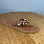 Chinelo Feminino A.B Caramelo com Aplicações Metalizadas