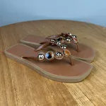 Chinelo Feminino A.B Caramelo com Aplicações Metalizadas