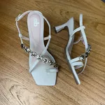 Sandália Feminina A.B Off White com Salto Médio e Detalhes Decorativos
