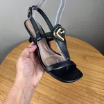 Sandália Feminina Beira Rio Preta com Salto Baixo e Detalhe Metalizado