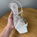 Sandália Feminina A.B Off White com Salto Médio e Detalhes Decorativos