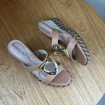 Sandália Feminina Beira Rio Anabela Caramelo com Detalhe Dourado