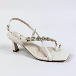 Sandália Feminina A.B Off White com Salto Médio e Detalhes Decorativos