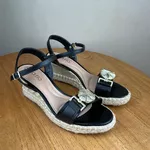 Sandália Anabela Beira Rio Preta com Detalhe Metalizado