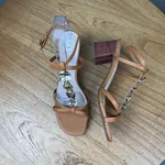 Sandália Feminina A.B Caramelo com Salto Bloco e Pedrarias