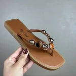 Chinelo Feminino A.B Caramelo com Aplicações Metalizadas