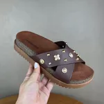 Papete Feminina Moleca Marrom com Aplicações Douradas