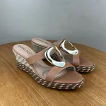 Sandália Feminina Beira Rio Anabela Caramelo com Detalhe Dourado