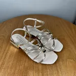 Sandália Feminina Ramarim Dourada com Detalhe em Palha e Salto Baixo