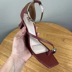 Sandália Feminina A.B Marrom com Salto Médio e Detalhe Metalizado