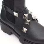 Bota Chelsea em Couro Cano Curto Salto com Piramides