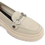 Mocassim Feminino em Couro Off White Com Fivela 4