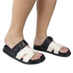 Papete Feminina Elisa Fivela Detalhe em H Sola Baixa Off White e Preto