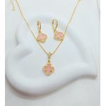 Conjunto Trevo Madre Rosa Com Detalhes em Zircônias Banhado a Ouro